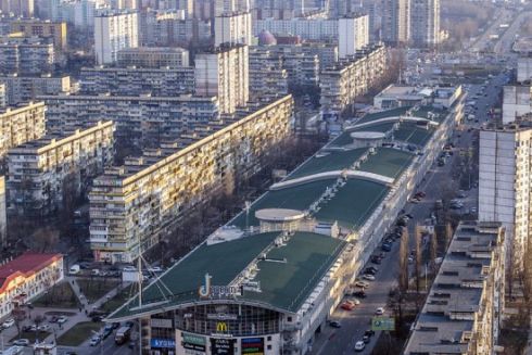 На Оболонском проспекте уберут МАФы и запретят парковать автомобили возле ТРЦ DREAM