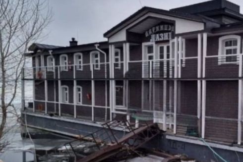 У Києві «Дарницькі лазні» відірвалися від причалу і почали дрейфувати Дніпром