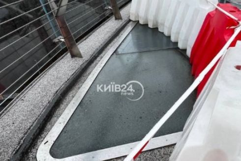 У Києві на пішохідному &ldquo;мосту  Кличка&rdquo; тріснуло скло