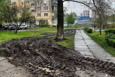 На Оболоні під час демонтажу МАФів понівечили газони: фото