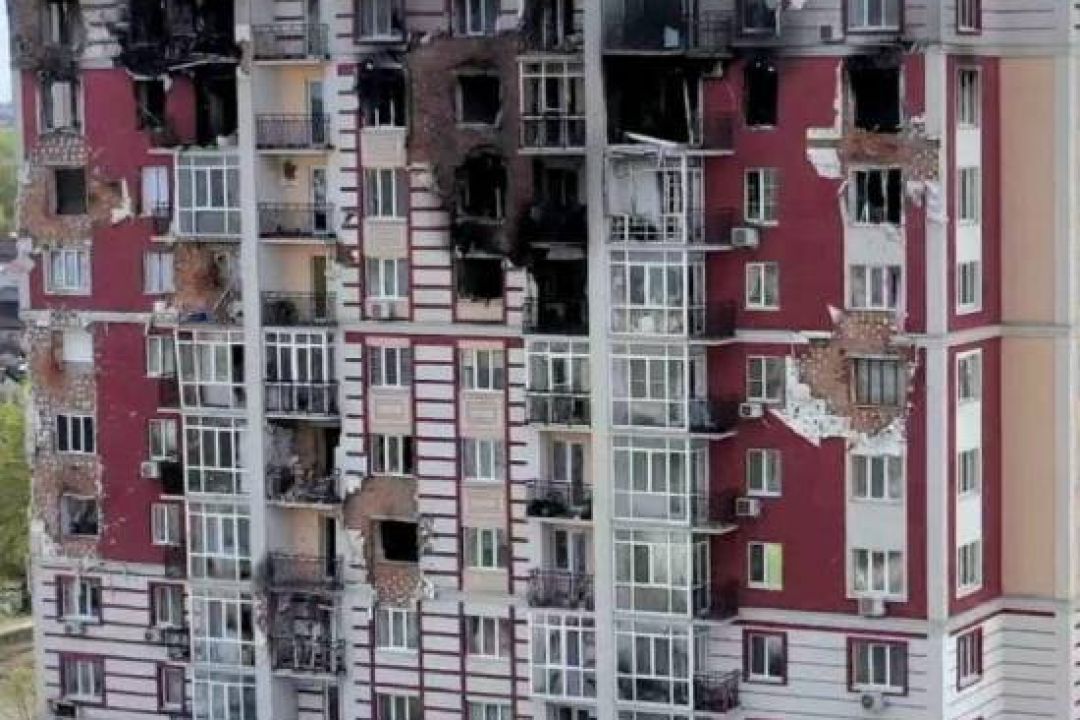 Мешканці пошкодженої багатоповерхівки у Гостомелі відновили фасад і добилися капітального ремонту