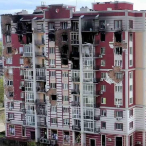 Мешканці пошкодженої багатоповерхівки у Гостомелі відновили фасад і добилися капітального ремонту