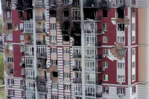 Мешканці пошкодженої багатоповерхівки у Гостомелі відновили фасад і добилися капітального ремонту