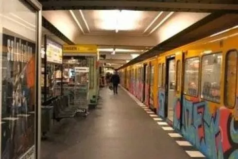 В берлинском метро повесили плакаты с видами городов Украины