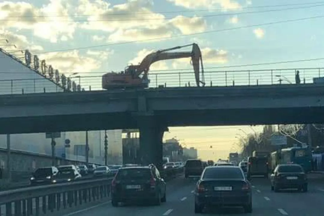 Власти продлили ограничение движения на проспекте Победы
