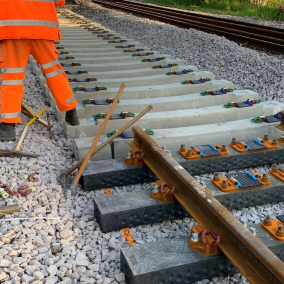 В Великобритании установили железнодорожные шпалы из переработанного пластика