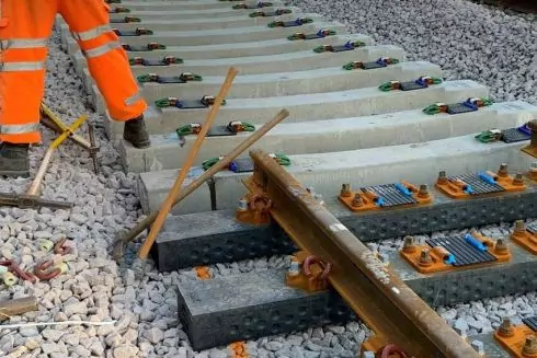 В Великобритании установили железнодорожные шпалы из переработанного пластика