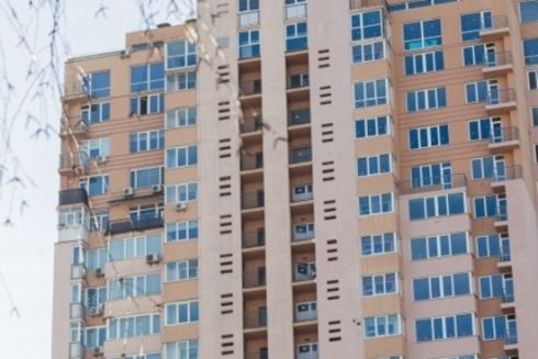 Как выглядят квартиры в восстановленной после ракетного удара многоэтажке на Лобановского