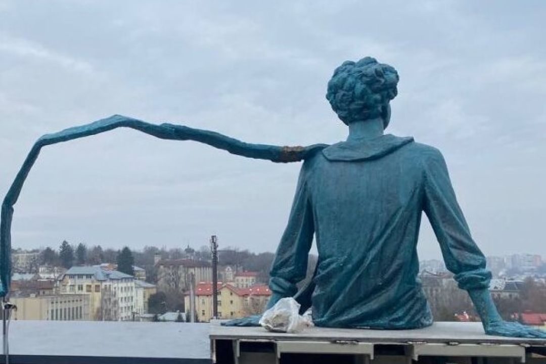 Дивіться, як на даху львівської галереї встановили 3-метрову скульптуру "Маленький принц"