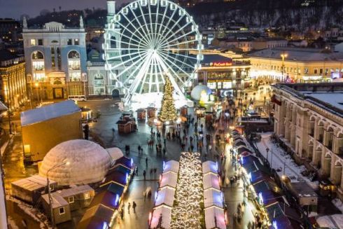 На Контрактовій площі готують новорічну локацію з ковзанкою та гірками