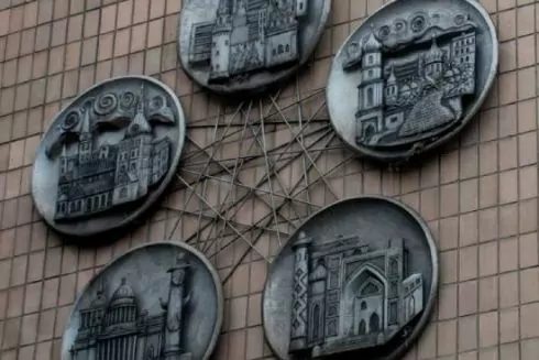 У Броварах демонтували чеканку, створену батьком художниці Жанни Кадирової