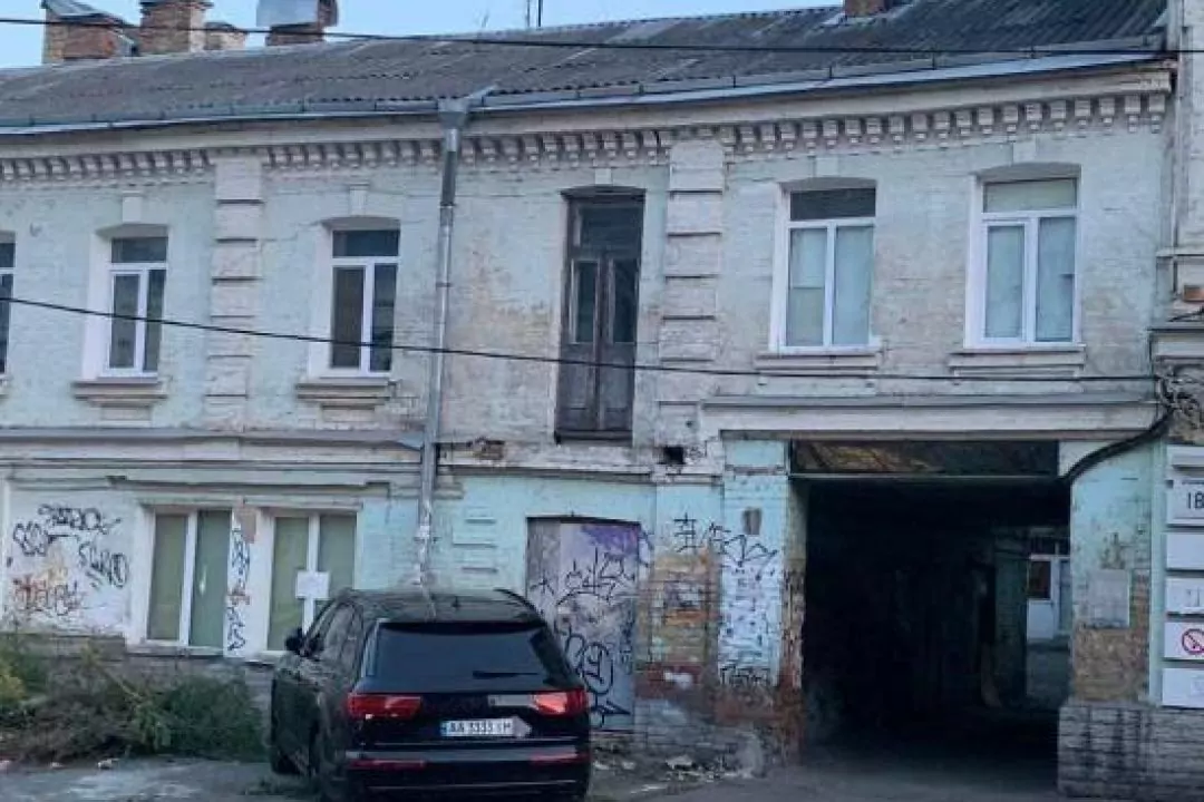 Біля садиби Солтанова на Подолі прибрали будівельний паркан