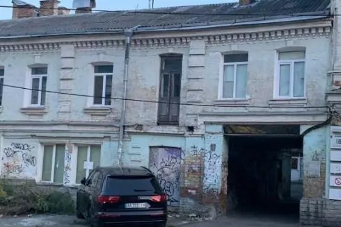 Біля садиби Солтанова на Подолі прибрали будівельний паркан