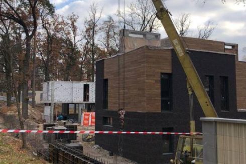 Незаконне котеджне містечко в Пущі-Водиці знесуть: суд зобов'язав власника звільнити ділянку