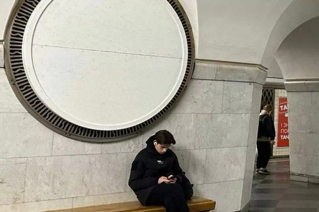 На станції метро &laquo;Вокзальна&raquo; замаскували оздоблення з комуністичною символікою