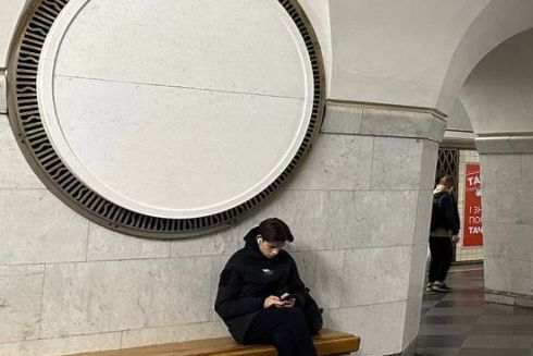 На станции метро «Вокзальная» замаскировали отделку с коммунистической символикой