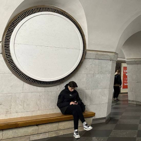 На станции метро «Вокзальная» замаскировали отделку с коммунистической символикой