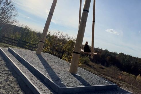 У Білій Церкві встановили найвищу дерев'яну гойдалку в Україні