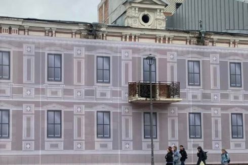 На Подоле вместо реставрации памятник архитектуры завесили баннером