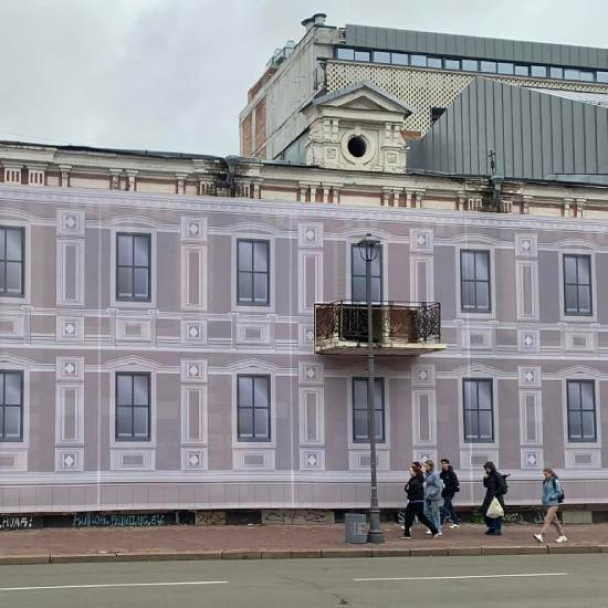 На Подоле вместо реставрации памятник архитектуры завесили баннером