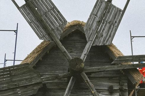 В музее в Пирогово отреставрировали соломенную мельницу