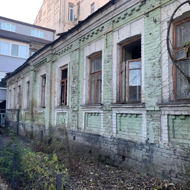 На Подолі активісти закрили розбиті вікна у флігелі садиби Дудмана