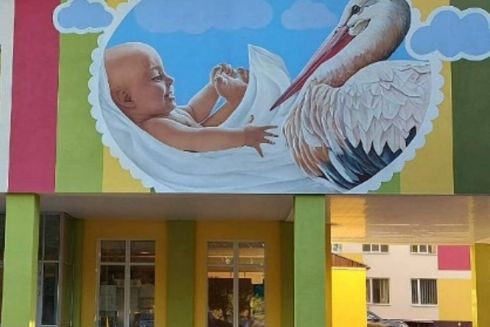 У Чернігові відновили пологовий будинок, який пошкодила російська ракета