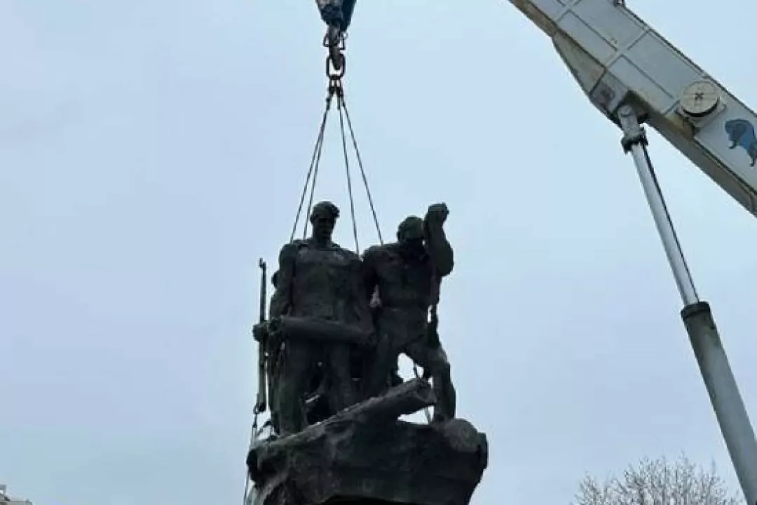 У Києві демонтували пам'ятник екіпажу бронепоїзда &laquo;Таращанець&raquo;