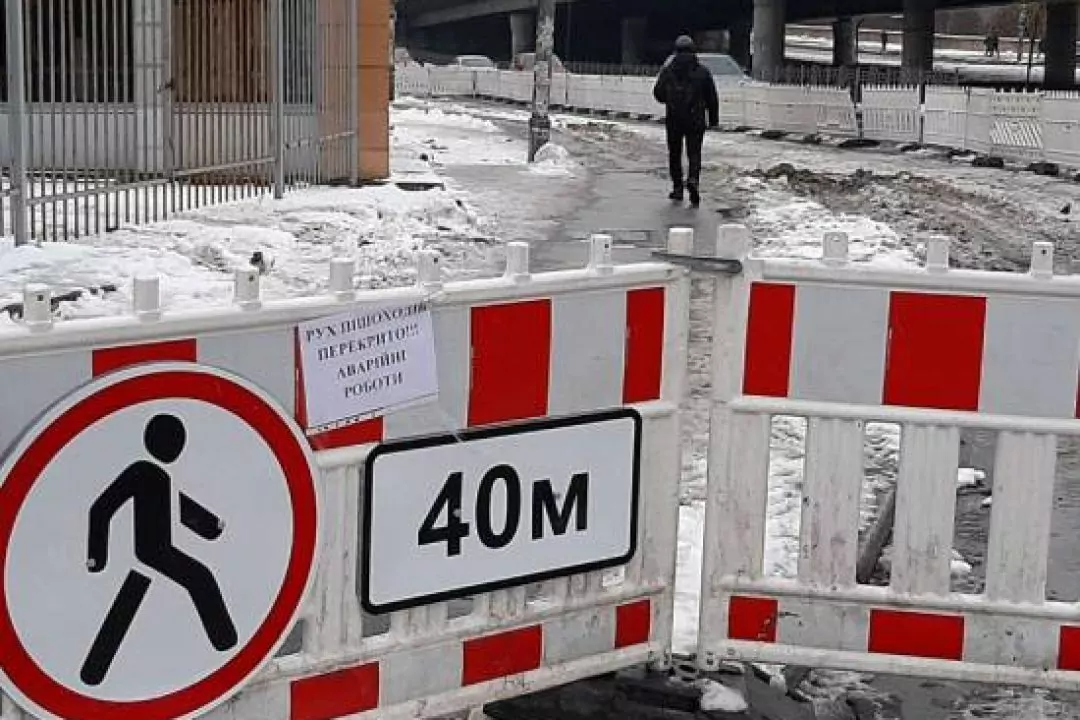 На Деміївській обмежили рух транспорту через провал асфальту над станцією метро