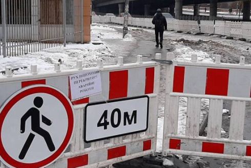 На Деміївській обмежили рух транспорту через провал асфальту над станцією метро