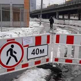 На Демеевской ограничили движение транспорта из-за провала асфальта над станцией метро