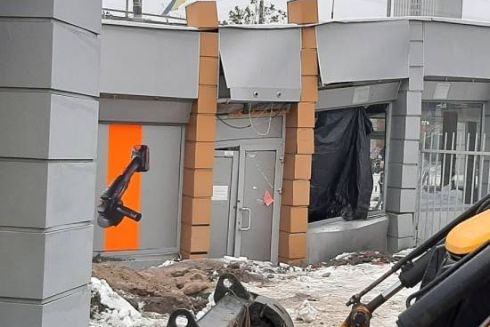 Над тунелем метро «Деміївська» почав просідати асфальт: фото