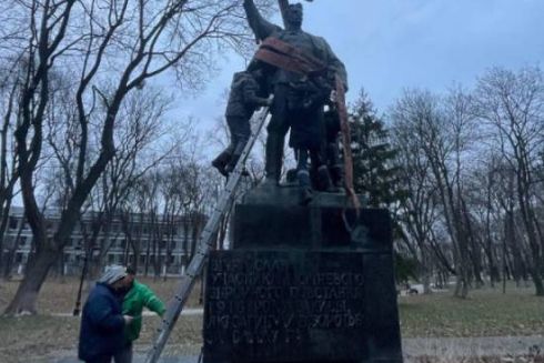 У Маріїнському парку демонтували більшовицький пам’ятник: фото