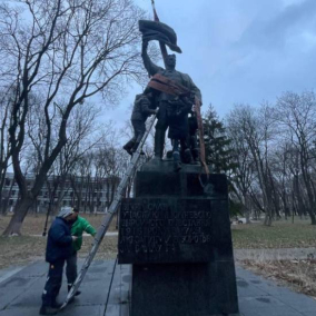 В Мариинском парке демонтировали большевистский памятник: фото