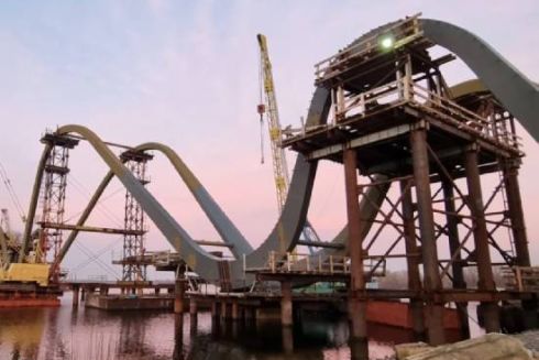 Як зараз виглядає міст-хвиля, який будують на Оболоні: фото