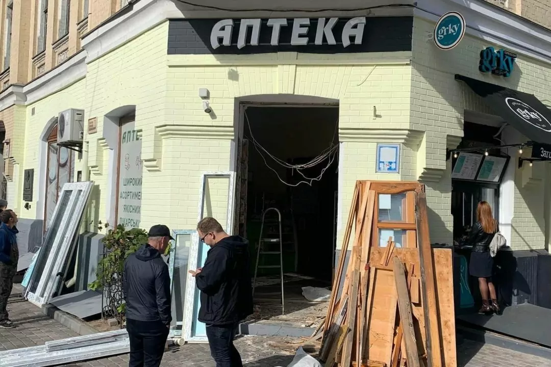 Активісти відтворили за оригінальним кресленням столітні двері аптеки на Хмельницького