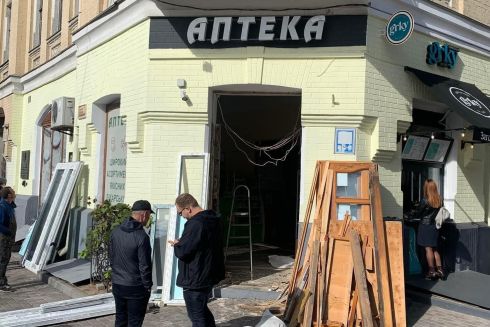 Активісти відтворили за оригінальним кресленням столітні двері аптеки на Хмельницького