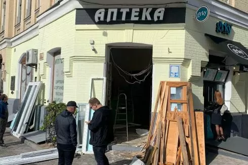 Активісти відтворили за оригінальним кресленням столітні двері аптеки на Хмельницького