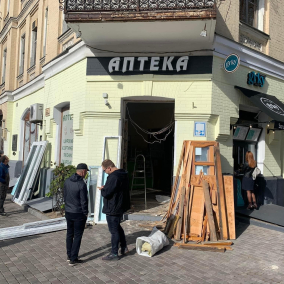 Активісти відтворили за оригінальним кресленням столітні двері аптеки на Хмельницького