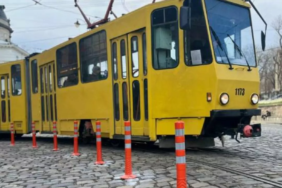 У центрі Львова трамвайні колії обгородили делінеаторами