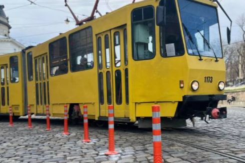 У центрі Львова трамвайні колії обгородили делінеаторами