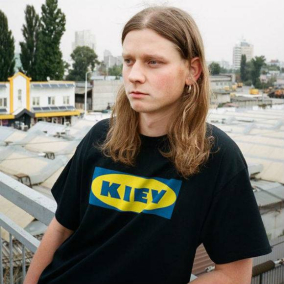 Kapkan Shop и Вова Воротнев выпустили футболки с принтом KIEV в виде лого IKEA
