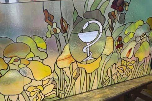 У Києві відновили оригінальний вітраж, який прикрашав вхід в одну з найстаріших аптек міста