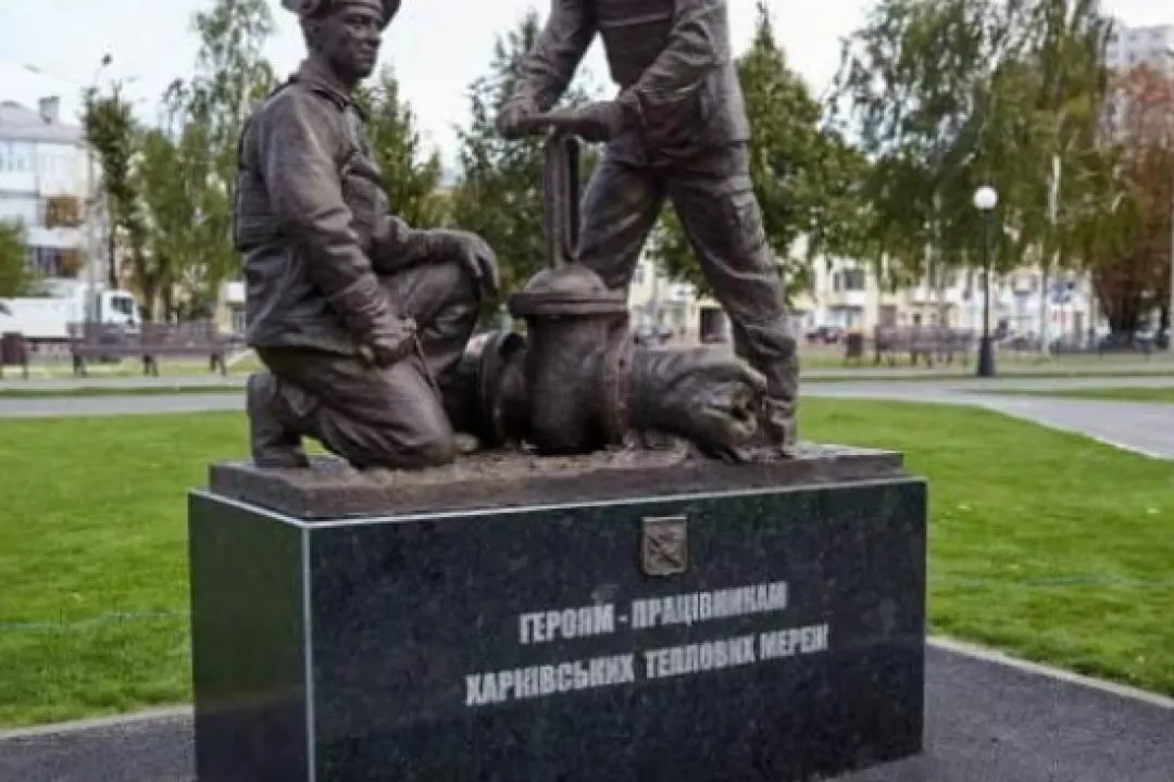В Харькове установили памятник работникам тепловых сетей