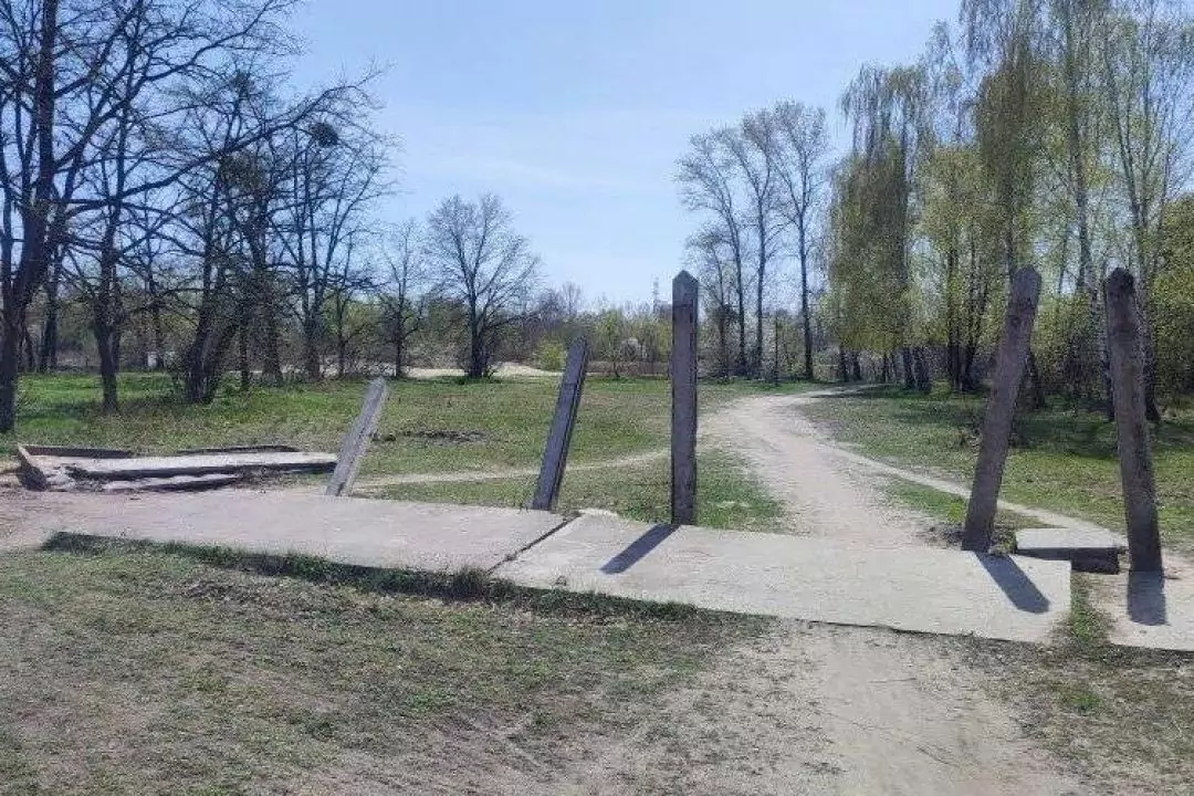 Навколо пляжу біля озера Редькіне почали встановлювати паркан