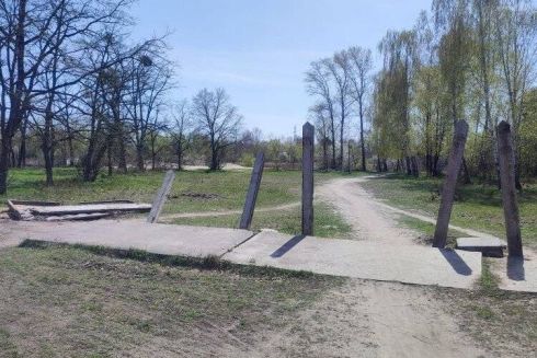 Навколо пляжу біля озера Редькіне почали встановлювати паркан