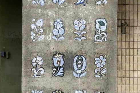 У Києві декоративне керамічне панно замалювали рекламою перукарні