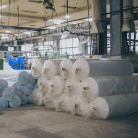 В Україні працює фабрика, яка створює тканини з пластикових пляшок