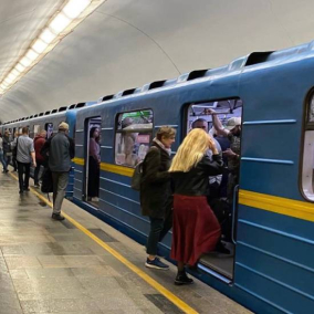 У Києві просять встановити на станціях метро захисні екрани – петиція