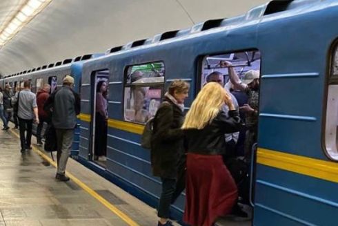 У Києві просять встановити на станціях метро захисні екрани – петиція